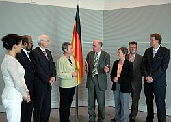 Bundestagspräsident Lammert (4.v.re.). V.l.: Heidrun Bluhm, Josef Winkler, Günter Baumann, Vorsitz. Kersten Naumann, Gabriele Lösekrug-Möller, Jens Ackermann, stellv. Vorsitz., Gero Storjohann