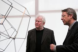 Der Kunsthistoriker und Laudator der Verleihung des Bernhard-Heiliger-Preises an Gormley Professor Manfred Schneckenburger und Dr. Andreas Kaernbach, Kurator der Kunstsammlung des Deutschen Bundestags