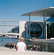 Bild: Touristengruppe an der Spree