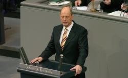 Minister Tiefensee steht am Rednerpult im Plenarsaal