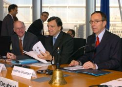 Bundestagspräsident Dr. Norbert Lammert, CDU/CSU, (li) und der Präsident der Europäischen Kommission, Dr. h.c. José Manuel Barroso (mitte) und Ausschussvorsitzender Matthias Wissmann, CDU/CSU, (re).