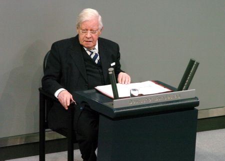 Altkanzler Helmut Schmidt am Rednerpult
