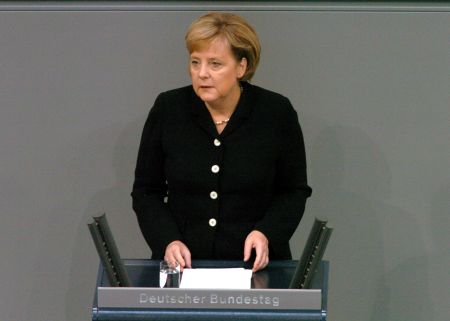 Kanzlerin Dr. Angela Merkel am Rednerpult