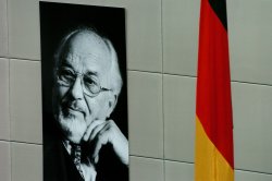 Porträt und Deutschlandfahne während des Trauerstaatsaktes für den des ehemaligen Bundestagspräsidenten Rainer Barzel