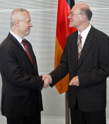 Bundestagspräsident Lammert (r) begrüßt den polnischen Parlamentspräsidenten Jurek