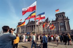 Fahnen der Länder und Bundesfahne vor dem Reichstagsgebäude im Sonnenschein am 3. Oktober 1990