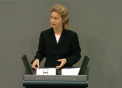 Familienministerin Ursula von der Leyen am Redenerpult