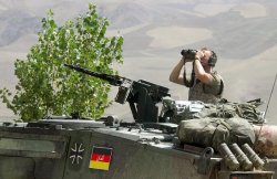 Bundeswehr-Soldat beobachtet Umgebung