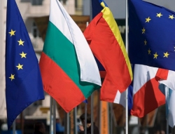 Foto: Die bulgarische und rumänische Flagge zwischen zwei Flaggen der EU