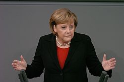 Bundeskanzlerin Angela Merkel hinter dem Rednerpult im Plenum