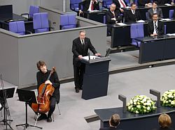 Ernst Cramer am Rednerpult im Plenarsaal des Deutschen Bundestages