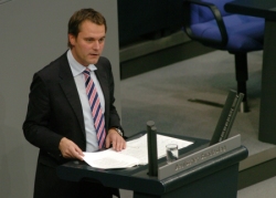 Foto: Daniel Bahr (FDP) am Rednerpult im Plenarsaal