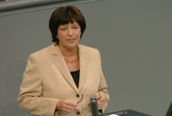 Ulla Schmidt steht vor dem Rednerpult im Plenarsaal