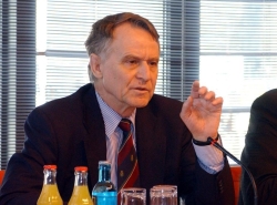 Hans-Ulrich Klose sitzt in einem Ausschusssaal