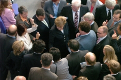 Foto: Abgeordnete im Plenarsaal während einer Abstimmung