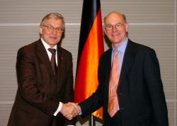 Bundestagspräsident Dr. Norbert Lammert (re), CDU/CSU, empfängt den Präsidenten der Parlamentarischen Versammlung des Europarates, René van der Linden (li).