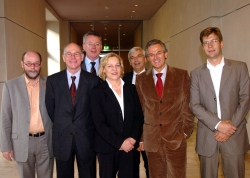 Die Jury des Medienpreises steht in einem Gang des Reichstagsgebäudes
