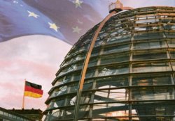 Fahnen der EU und Deutschlands an der Reichstagskuppel