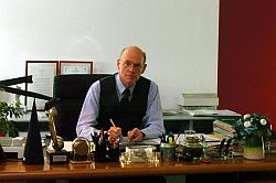 Bundestagspräsident Dr. Norbert Lammert hinter seinem Schreibtisch