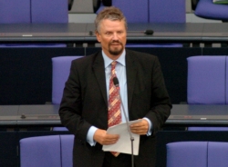 Foto: Gernot Erler, SPD, während der Fragerunde im Plenum