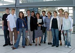 Preisträger der Online-Community 'Mitmischen.de' vor der Reichstagskuppel