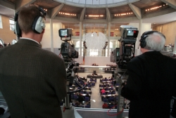Zwei Fernsehkameras filmen die Abgeordneten