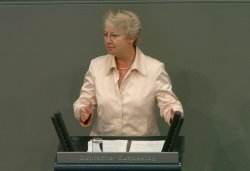 Annette Schavan am Rednerpult im Plenarsaal