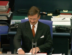 Bundestagsvizepräsident Solms eröffnet die Plenarsitzung