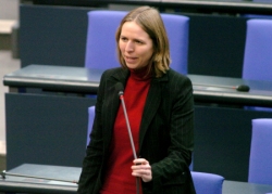 Foto: Cornelia Hirsch, DIE LINKE., während der Befragung der Bundesregierung im Plenarsaal des Deutschen Bundestages