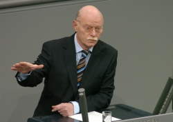 SPD-Fraktionsvorsitzender Peter Struck sprach als erster Redner im Plenum