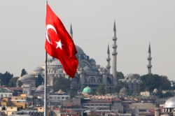 Foto: Blaue Moschee in Istanbul, im Voerdergrund die türkische Flagge