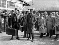 Ankunft der ersten Wehrpflichtigen auf dem Bahnhof in Mittenwald am 1. April 1957