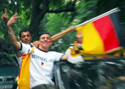 Foto: Jugendliche schwenken eine Deutschlandfahne