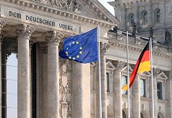 Europa- und Deutschlandfahne vor dem Westportal des Reichstagsgebäudes