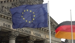 Foto: Europa- und Deutschlandflagge vor dem Reichstagsgebäude