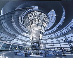 Reichstagskuppel: Trichterförmiges Lichtumlenkelement (Konus) mit Spiegeln, das diffuses Tageslicht in den zehn Meter tiefer gelegenen Plenarsaal führt.