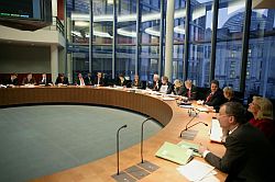 Ausschusssaal des Ausschusses für Wahlprüfung, Immunität und Geschäftsordnung, Klick vergrößert Foto