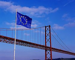 Europaflagge vor Brücke in Lissabon