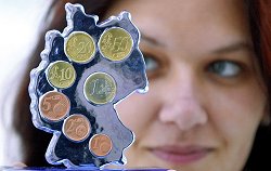 In Form der Landkarte der Bundesrepublik Deutschland gegossener Glasblock, in den Euro-Münzen eingeschmolzen sind