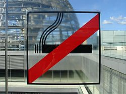 Rauchverbotshinweis vor der Reichstagskuppel