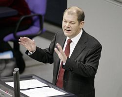 Neuer Arbeitsminister Olaf Scholz (SPD) erläutert seinen Haushalt (29.11.2007)