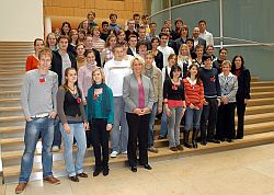 Vizepräsidentin Susanne Kastner (Mitte) mit Teilnehmern des Jugendmedienworkshops 2007 (30.11.2007)