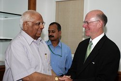 Bundestagspräsident Lammert (re.) und der Präsident des Indischen Parlaments Somnath Chatterjee (li.)