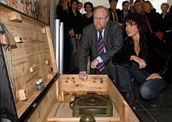 Bundestagsvizepräsident Dr. h. c. Wolfgang Thierse, SPD, mit Schauspielerin Ulrike Folkerts vor einer Kiste mit Landminen als Ausstellungsstück.
