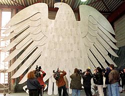 Journalisten vor dem Bundestagsadler, auch "Fette Henne" genannt