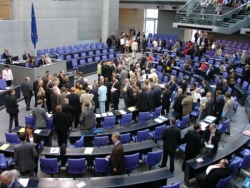 Foto: Abgeordnete bei einer namentlichen Abstimmung im Plenarsaal