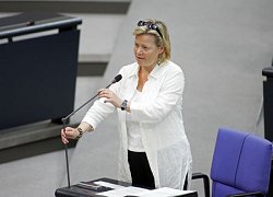 Dr. Gesine Lötzsch, DIE LINKE. hinter Mikrophon im Plenum