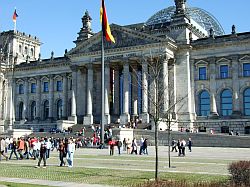 Westportal des Reichstagsgebäudes mit Besuchern