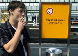 Raucher auf einem Bahnhof