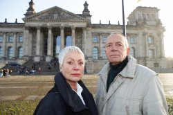 Senioren vor dem Reichstagsgebäude